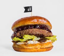 Бургер Скандинавский с брусничным вареньем