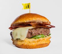 С трюфельным маслом, беконом, рукколой и сыром сулугуни