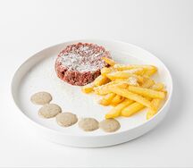 Тартар из мраморной говядины с картофелем фри и трюфельным соусом