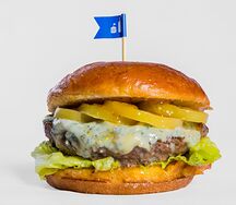 Бургер с голубым сыром и зелеными томатами