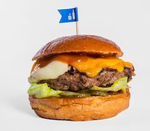 Чизбургер с двумя видами сыра, соусом, луком и беконом