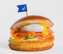 Бургер с лососем и яйцом пашот