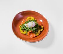 Теплый салат с лососем, яйцом пашот и зернистой горчицей