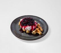 Венская вафля со сливочным кремом и ягодным соусом