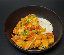 Курица в кисло-сладком соусе на рисовой подушке
