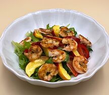Салат с персиком и креветкой