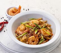 Лапша с креветками и кисло-сладким соусом