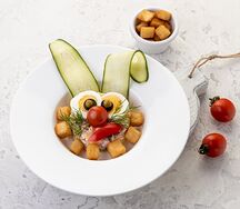 Салат Оливье с колбаской докторской