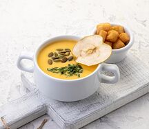Суп-пюре из тыквы с сухариками и семечками