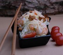 Салат Цезарь с тигровыми креветками