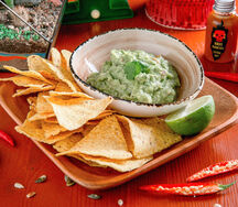 Гуакамоле с кукурузными чипсами начос