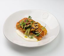Стейк из лосося с картофелем, овощами и сырным соусом