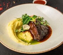 Говяжьи щеки с картофельным пюре и кетчупом из винoграда