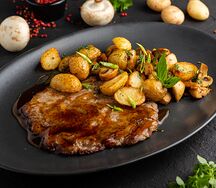 Отбивная из говядины с грибами и картофелем