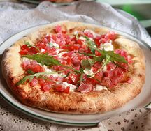 Пицца Гурме с тартаром из тунца и трюфельным маслом