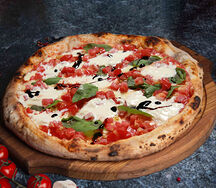 Пицца с нежной страчателлой и томатами