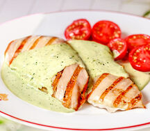 Куриное филе на гриле с сыром горгонзола в соусе песто