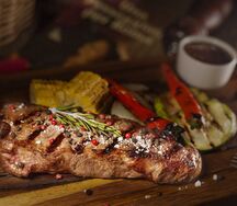 Стейк Стриплойн с овощами на гриле