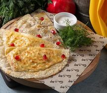 Кутабы с сыром, зеленью и томатами