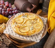 Хачапури с грушей и горгонзолой