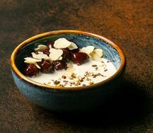 Кокосовый крем с вишней и миндалем