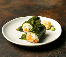 Ручной ролл с лососем