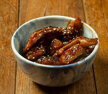 Обжаренные свиные уши с соусом унаги