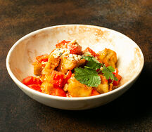 Баклажан темпура, томаты, сладкий чили