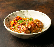 Жареный рис с цыпленком и пряным арахисом