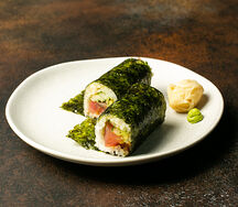 Ручной ролл с тунцом