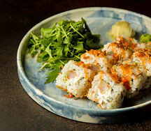 Ролл с креветкой темпура и соусом манго-чили