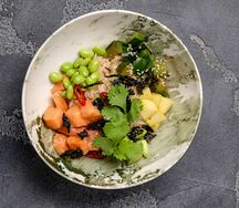 Лосось, бобы эдамаме, битые огурцы, понзу