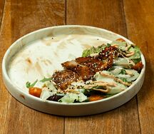 Зеленый салат, сом унаги, хойсин