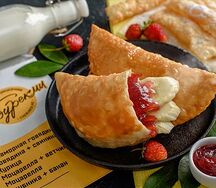 Чебурек с клубникой и бананом