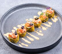 Ролл темпура с тартаром из лосося и манго