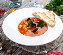 Томатный суп с морепродуктами, имбирем и листьями лайма