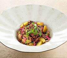 Тёплый салат с брискетом и шампиньонами гриль