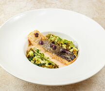 Лосось с томленым пореем и шпинатом с пряным кокосовым соусом