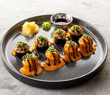 Запеченный ролл с подкопченным лососем и мидиями