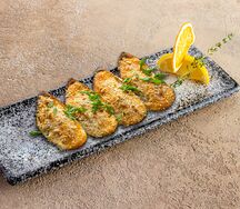 Мидии, запеченные под острым соусом с чесноком и зелёным луком