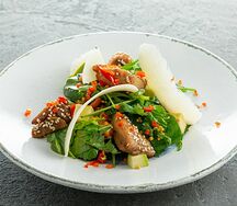 Теплый салат с куриным бедром, свежими овощами и сыром пармезан