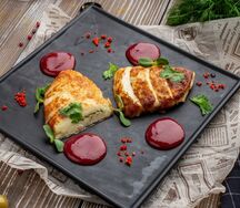 Жареный сыр Халуми с малиново-мятным соусом