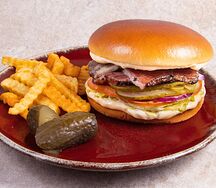 Бургер с брискетом и картофелем фри