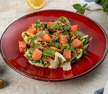 Салат с лососем и чукой в ореховом соусе