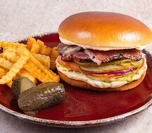 Бургер с брискетом и картофелем фри