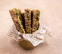 Гренки из бородинского хлеба с соусом и пармезаном