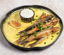 Корюшка жареная с соусом из сметаны и хрена