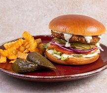 Бургер с хрустящей курицей и картофелем фри