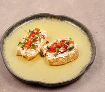 Брускетты с крабом и красной икрой