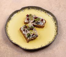 Брускетты с копченой сельдью